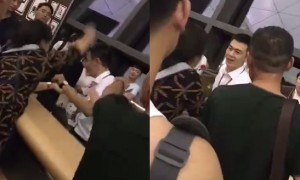Petugas bandara ditampar dan masih tersenyum hadapi calon penumpang (Shanghaiist)