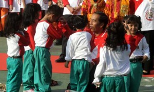 Presiden Joko Widodo (Jokowi) berdialog dengan anak-anak pada puncak peringatan Hari Anak Nasional 2017 di Pekanbaru, Riau, Minggu (23/7/2017). (JIBI/Solopos/Antara/Rony Muharrman)