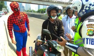 Pria berkostum Spider-Man bantu polisi lakukan razia (Twitter TMCPoldaMetro)
