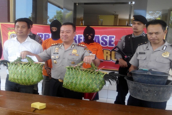 Kapolres Kulonprogo AKBP Irfan Rifai menunjukkan barang bukti hasil penggerebekan judi sabung ayam di wilayah Krembangan Panjatan kepada wartawan di Mapolres Kulonprogo, Senin (31/7/2017). (Rima Sekarani I.N./JIBI/Harian Jogja)