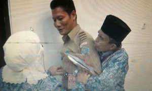 Ramli dan istrinya memohon kepada petugas agar diizinkan berangkat naik haji (Facebook)
