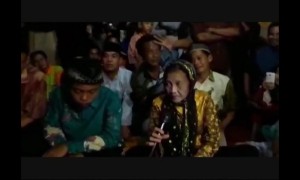 Remaja 16 tahun menikahi nenek 71 tahun (Youtube)
