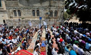 Ribuan muslim salat di luar Masjid Al Aqsa (JIBI/Reuters/Muammar Jamel Awad)