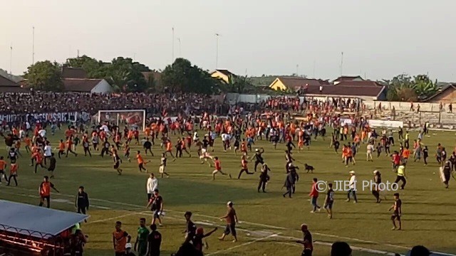 Ricuh di laga PSIR Rembang vs Persis Solo. (JIBI/Solopos/Moh Khodiq Duhri)