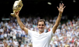 Roger Federer juara Wimbledon 2017. (JIBI/REUTERS/Daniel Leal-Olivas)