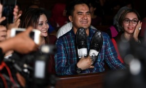 Terdakwa kasus suap panitera Pengadilan Negeri Jakarta Utara, Saipul Jamil (tengah) bersiap menjalani sidang vonis di Pengadilan Tipikor, Jakarta, Senin (31/7/2017). (JIBI/Solopos/Antara/Sigid Kurniawan)