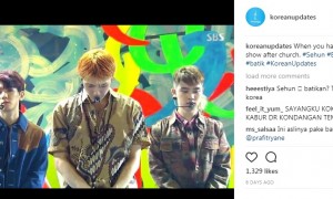 Sehum mengenakan kemeja batik saat konser lagu baru (Instagram koreanupdates)