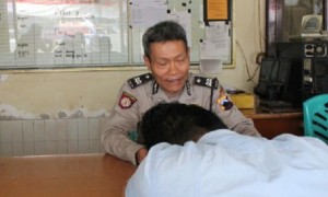 Setu Abdul Hadi, 24, mahasiwa Universitas Negeri Semarang tertunduk saat diperiksa di Mapolsek Genuk setelah tertangkap basah menjadi joki ujian masuk di Universitas Islam Sultan Agung Semarang, Rabu (12/7/2017). (JIBI/Solopos/Antara/ I.C.Senjaya)
