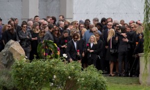 Suasana pemakaman Chester Bennington (Sonic1029.com)