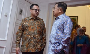 Wakil Presiden Jusuf Kalla (kanan) berbincang dengan mantan Menteri ESDM Sudirman Said dalam halalbihalal di Rumah Dinas Wapres, Jakarta, Minggu (25/6/2017). (JIBI/Solopos/Antara/Wahyu Putro A)