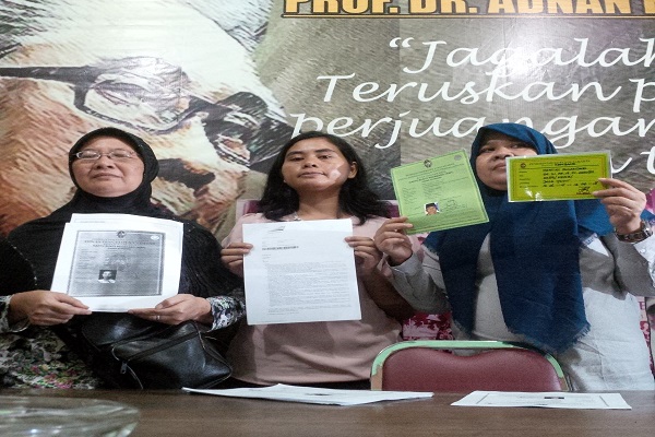 Para pedagang Pasar Kembang menunjukan kartu bukti pedagang dan buku ketetapan pembayaran retribusi yang dikeluarkan Pemerintah Kota Jogja, saat mengadu ke LBH Jogja, Senin (4/7/2017). (Ujang Hasanudin/JIBI/Harian Jogja)