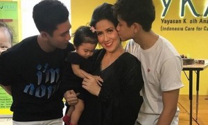 Venna Melinda dan ketiga anaknya (Instagram @vaniaathabina24)