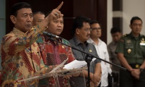 Menko Polhukam Wiranto (kiri) bersama Menkominfo Rudiantara (kedua kiri) memberi keterangan pers di Kemenkopolhukam, Jakarta, Rabu (12/7/2017, terkait Perppu Ormas.(JIBI/Solopos/Antara/Rosa Panggabean)