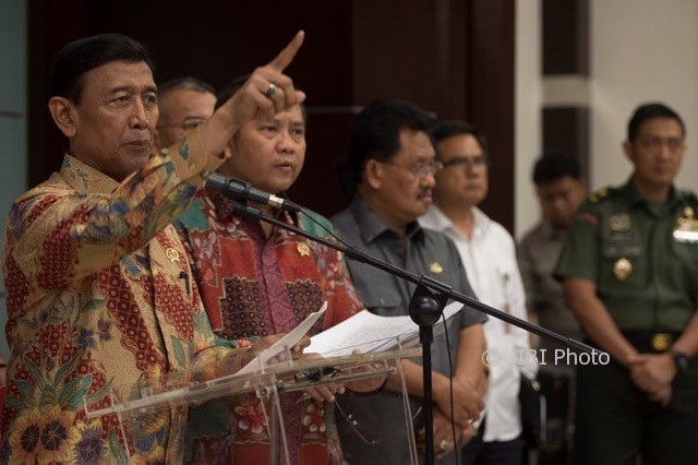 Menko Polhukam Wiranto (kiri) bersama Menkominfo Rudiantara (kedua kiri) memberi keterangan pers di Kemenkopolhukam, Jakarta, Rabu (12/7/2017, terkait Perppu Ormas.(JIBI/Solopos/Antara/Rosa Panggabean)