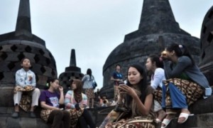 Wisatawan dibiarkan duduk di stupa Candi Borobudur. (JIBI/Solopos/Antara)