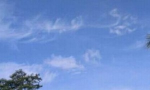 Awan yang dianggap memiliki bentuk menyerupai huruf hijaiah terlihat dari Desa Regunung, Kecamatan Tengaran, Kabupaten Semarang, Jateng, Jumat (7/7/2017). (Facebook.com-Arsyafien Alkhantara)
