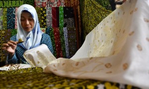 Perajin memulaskan malam ke kain untuk membuat batik kontemporer bermotif biji kopi di Sentra Batik Gemawang, Jambu, Kabupaten Semarang, Jateng, Kamis (27/7/2017). (JIBI/Solopos/Antara/Aditya Pradana Putra)
