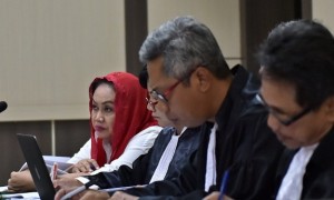 Bupati nonaktif Klaten Sri Hartini mendengarkan keterangan saksi di Pengadilan Tipikor Semarang, Jumat (28/7/2017). (JIBI/Solopos/Antara/R. Rekotomo)