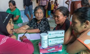 Petugas penyuluh kesehatan desa (kiri) memberikan sosialisasi tentang penyakit kaki gajah (filariasis) di Pandean, Ambarawa, Kabupaten Semarang, Jateng, Jumat (28/7/2017). (JIBI/Solopos/Antara/Aji Styawan)