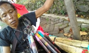 Sendi, difabel asal Sukoharjo yang berdagang peralatan kebersihan di Kota Semarang, Jateng. (Facebook.com-Fitta O Little)