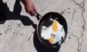 Memasak telur hanya dengan meletakkannya di tengah jalan. (Istimewa/Dailymotion)