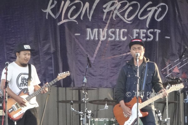 Salah satu grup musik tampil dalam acara Festival Band Kulonprogo di Taman Wana Winulang, Pengasih, Kulonprogo, Minggu (30/7/2017). (Rima Sekarani I.N./JIBI/Harian Jogja)
