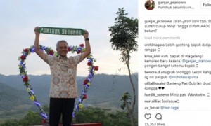 Gubernur Jateng Ganjar Pranowo berpose di Punthuk Setumbu, Dusun Kurahan, Desa Karangrejo, Kecamatan Borobudur, Kabupaten Magelang, Jateng, Jumat (28/7/2017). (Instagram-@ganjar_pranowo)