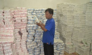 Pedagang garam, Ahmad, menata puluhan bal garam di kios di Pasar Ir. Soekarno Sukoharjo, Selasa (25/7/2017). (Bony Eko Wicaksono/JIBI/Solopos)