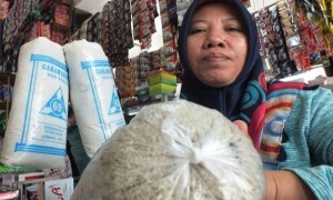 Kholifah, pedagang di Pasar Kliwon Rejo Amertani, Kabupaten Temanggung, Jawa tengah, menunjukkan garam grosok komoditas jualannya, Kamis (27/7/2017). (JIBI/Solopos/Antara/Heru Suyitno)