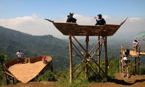 Wisatawan menikmati panorama alam dari gardu pandang di Desa Ternadi, Dawe, Kudus, Jateng, Minggu (30/7/2017). (JIBI/Solopos/Antara/Yusuf Nugroho)