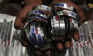 Perajin Desa Bakalan, Jepara, Jateng, Jumat (28/7/2017), menunjukkan gelang peserta ibadah haji 2017. (JIBI/Solopos/Antara/Yusuf Nugroho)