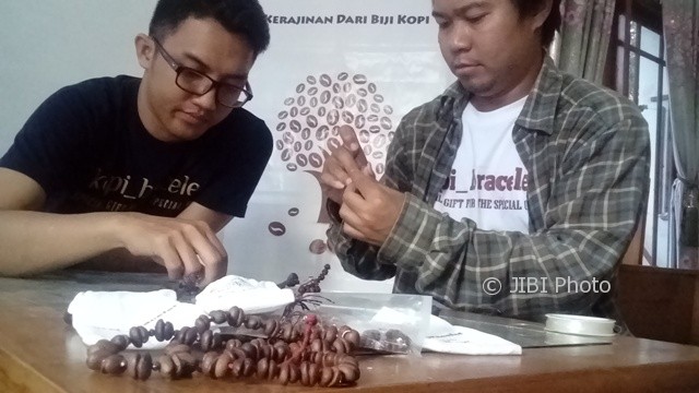Niwang Jati Sasongko (kiri) bersama temannya membuat gelang kopi di rumahnya, Penumping, Solo, Sabtu (29/7/2017). (Bayu Jatmiko Adi/JIBI/Solopos)