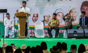 Menko Polhukam Wiranto (kedua dari kiri), Duta Besar Indonesia untuk Arab Saudi Agus Maftuh Abegebriel (kanan), Wakil Gubernur Jateng Heru Sudjatmoko (tengah), dan Bupati Demak M. Natsir (kiri) tampil sebagai narasumber pada Halaqah Kebangsaan Reuni Akbar Lintas Generasi Pondok Pesantren Futuhiyyah di Mranggen, Demak, Jateng, Minggu (30/7/2017). (JIBI/Solopos/Antara/Aji Styawan)