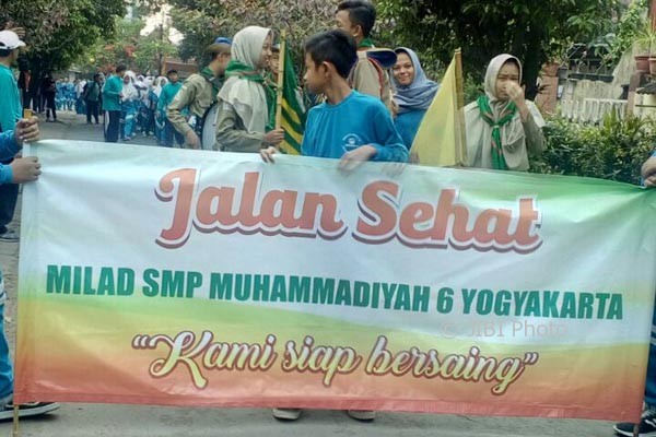 Suasana Jalan Sehat yang diselenggarakan oleh SMP Muhhamadiyah 6 Jogja pada Minggu (30/7/2017). ( I Ketut Sawitra Mustika/JIBI/Harian Jogja)