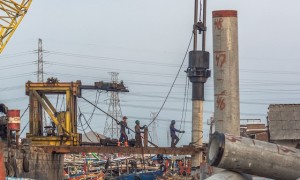 Pemasangan tiang pancang proyek pembangunan Kampung Bahari Tambaklorok di Kota Semarang, Jateng, Sabtu (15/7/2017). (JIBI/Solopos/Antara/Aji Styawan)