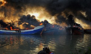Api melalap belasan kapal nelayan di Sungai Silugonggo, Kecamatan Juwana, Kabupaten Pati, Jateng, Sabtu (15/7/2017). (JIBI/Solopos/Antara/Harviyan Perdana Putra)