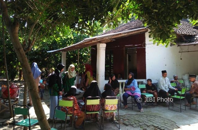 Warga bertakziah di rumah korban ledakan atau evaporator Pabrik Gula Pagottan, Saudi, 54, di Desa Uteran, Kecamatan Geger, Kabupaten Madiun, Senin (31/7/2017). (Abdul Jalil/JIBI/Madiunpos.com)