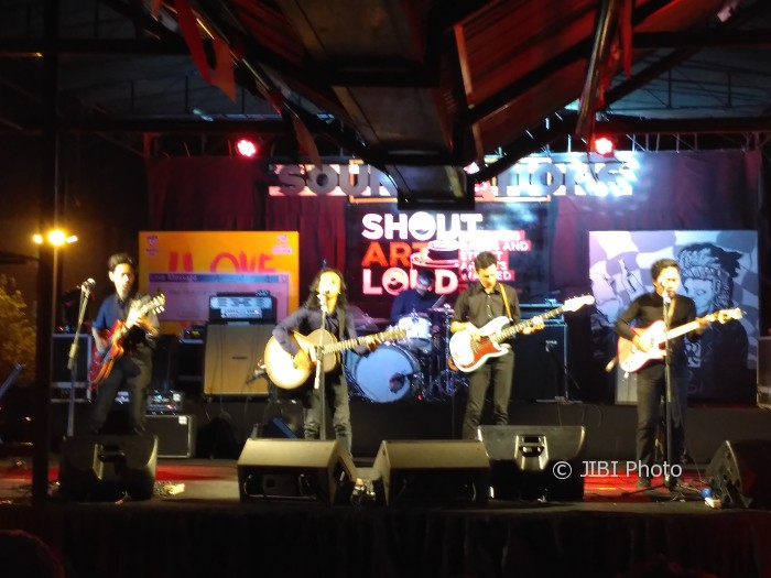 Band Korekayu, UKM Musik Sexen Universitas Sanata Dharma Jogja, membuka kompetisi final Shout Art Loud di Jogja, Sabtu (29/7/2017). (JIBI/Bisnis/Pamuji Tri Nastiti)