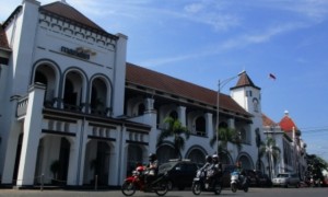 Lalu lintas kendaraan di kawasan Kota Lama Semarang, Jateng, Selasa (18/7/2017). (JIBI/Solopos/Antara/R. Rekotomo)
