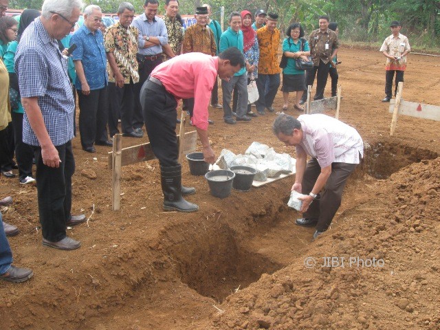 Rektor Universitas Veteran Bangun Nusantara (Univet Bantara) Sukoharjo, Ali Mursyid, meletakkan batu pertama pembangunan Gedung Laboratorium Terpadu Fakultas Pertanian di Desa Jagan, Kecamatan Bendosari, Kabupaten Sukoharjo, Jumat (28/7/2017). (Trianto Hery Suryono/JIBI/Solopos)