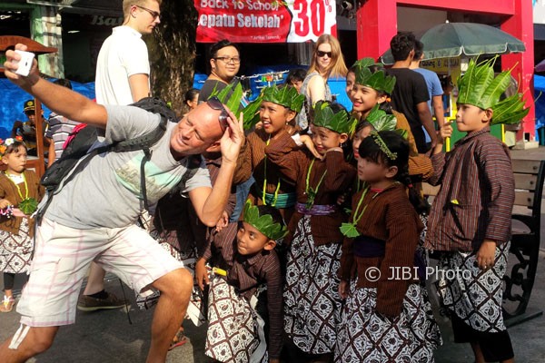 Anak-anak sedang mementaskan permainan anak tempo dulu di kawasan Malioboro, Sabtu (15/7/2017) siang. (Harian Jogja/ Ujang Hasanudin)