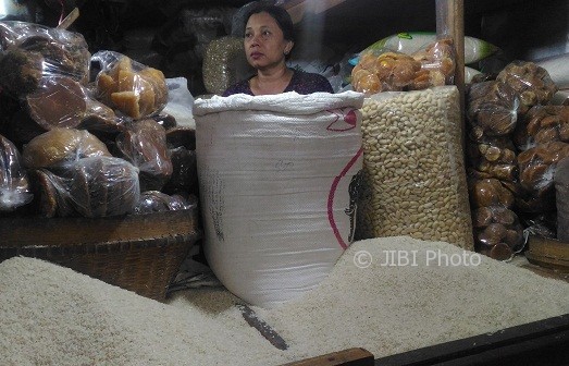 Suharti, pedagang di Pasar Beringharjo menjual beras mulai kualitas medium sampai premium, Selasa (25/7/2017). (Bernadheta Dian Saraswati/JIBI/Harian Jogja)