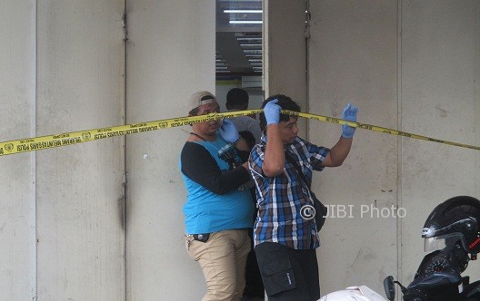 Sejumlah petugas dari Polres Gunungkidul melakukan olah kejadian perkara di lokasi pembobolan anjungan tunai mandiri (ATM) di sebuah toko modern Dusun Siyono, Desa Logandeng, Kecamatan Playen, Senin (17/7/2017). (JIBI/Irwan A. Syambudi)