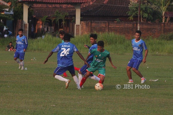 Pesepak bola PSIM Jogja Dimas Priyambodo (biru) berebut bola dengan pesepak bola Porab dalam laga uji coba di Lapangan Tamanan Bantul, Senin (3/7/2017) sore. (Jumali/JIBI/Harian Jogja)