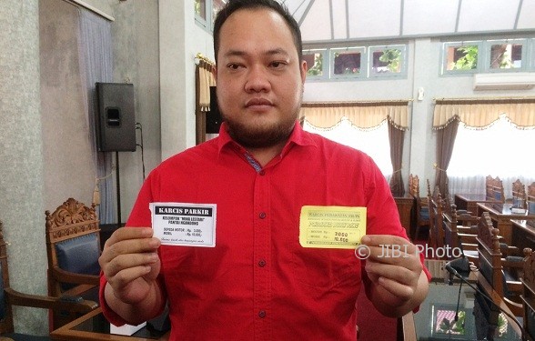 Wakil Ketua Komisi D DPRD Gunungkidul Wahyu Pradana Ade Putra menunjukan contoh retrisbusi dan tiket parkir illegal yang ada di kawasan pantai Gunungkidul, Rabu (5/7/2017). (David Kurniawan/JIBI/Harian Jogja)