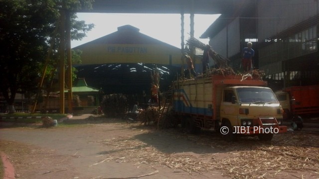 Pekerja memindahkan tebu dari lori ke truk di PG Pagottan di Madiun untuk kemudian dikirimkan ke pabrik gula lain milik PTPN XI, Minggu (23/7/2017). PG Pagottan berhenti beroperasi akibat evaporator meledak dan mengakibatkan tiga pekerja terluka, Jumat (21/7/2017). (Miftahul Ulum/JIBI/Bisnis)
