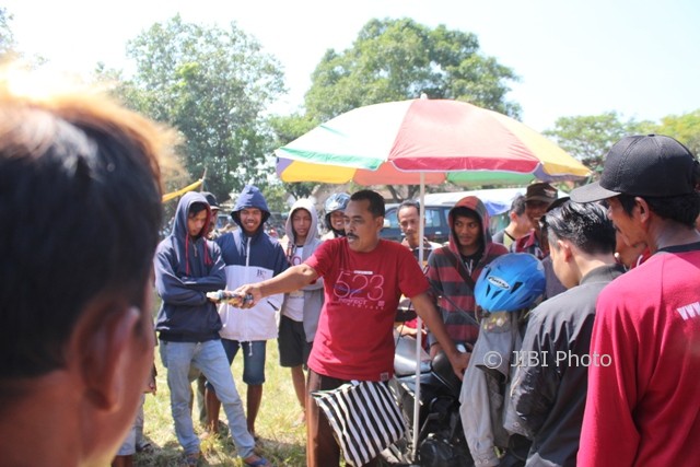 Pak Cemplon bernama asli Lasono, 56, warga Dukuh Sendang, Desa Jetis, Kecamatan Karangnongko, Klaten, menawarkan barang dagangannya ke pembeli di Pasar Legen, Lapangan Bonyokan, Jatinom, Klaten, Jumat (30/6/2017). Dia berjualan dibumbui banyolan. (Taufiq Sidik Prakoso/JIBI/Solopos)