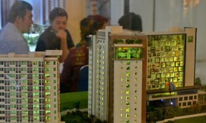 Penjaga stan menjelaskan tentang harga dan fasilitas apartemen kepada pengunjung pameran Properti Ekspo yang diselenggarakan REI Jateng di di Mal Ciputra Semarang, Senin (31/7/2017). (JIBI/Solopos/Antara/R. Rekotomo)