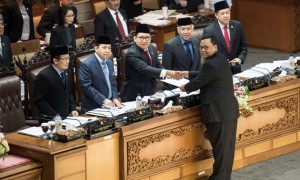 Ketua Pansus RUU Pemilu Lukman Edy (kedua kanan) menyerahkan laporan hasil kerja kepada pimpinan sidang, Fadli Zon (tengah), disaksikan Ketua DPR Setya Novanto (kedua kiri), Agus Hermanto, Taufik Kurniawan, dan Fahri Hamzah saat Rapat Paripurna ke-32 masa persidangan V tahun sidang 2016-2017 di Kompleks Parlemen, Senayan, Jakarta, Kamis (20/7/2017). (JIBI/Solopos/Antara/M Agung Rajasa)