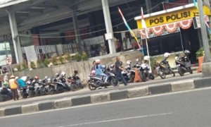 Parkir liar di depan Java Mall, Jl. MT Haryono, Lamper Kidul, Semarang Selatan, Kota Semarang, Jateng. (Facebook.com-Ega Bayu)